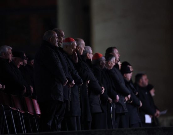 Care sunt conditiile pentru a deveni Papa Teoretic nici macar nu trebuie sa fii preot