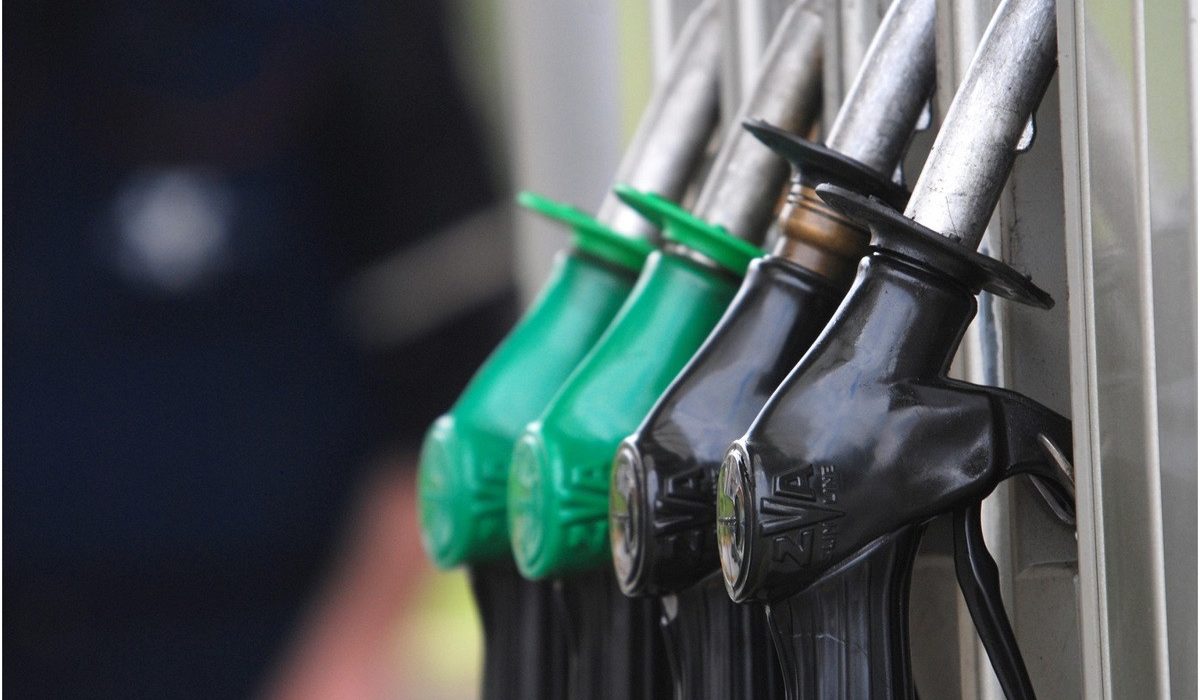 Cat costa un litru de benzina la pompe