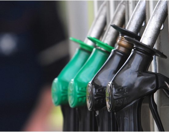 Cat costa un litru de benzina la pompe