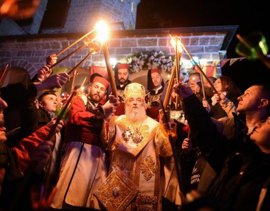 Cind se ia lumina in 2025 Ora inceperii slujbei de Inviere