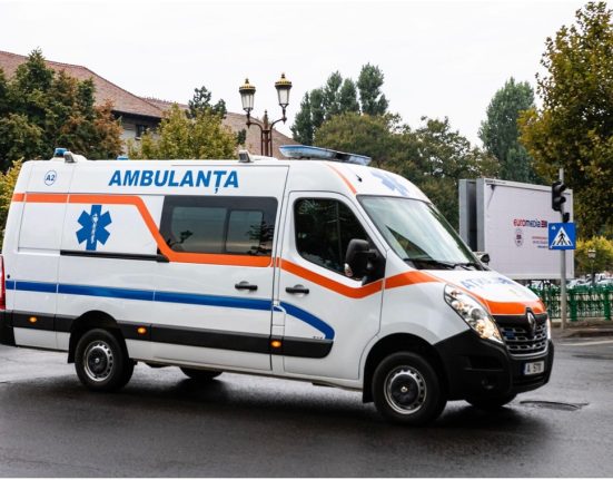 Copil de 2 ani a cazut de la etajul 7 dar a supravietuit