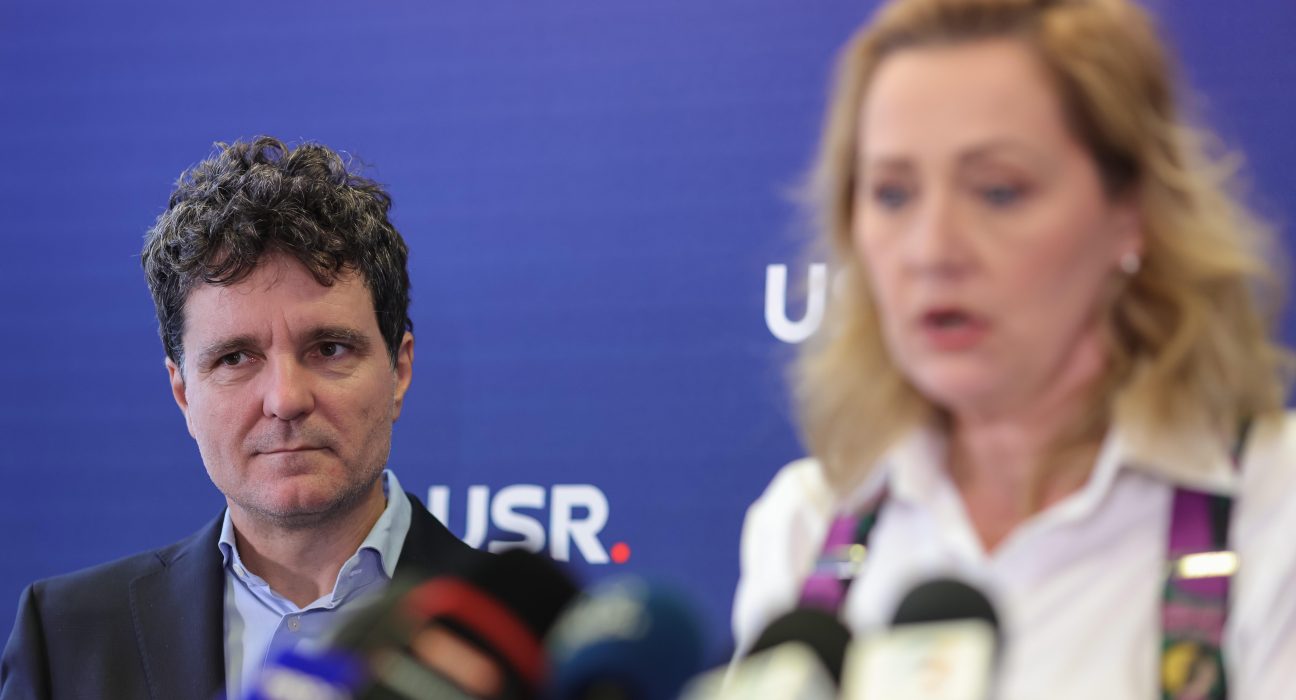 Crin Antonescu Nicusor Dan incearca sa fure voturi de la o femeie fara aparare