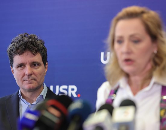 Crin Antonescu Nicusor Dan incearca sa fure voturi de la o femeie fara aparare