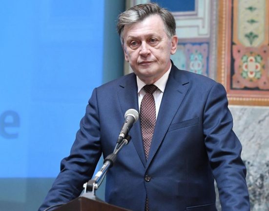 Crin Antonescu isi lanseaza programul prezidential Romania are nevoie de un lider national in vremuri complicate