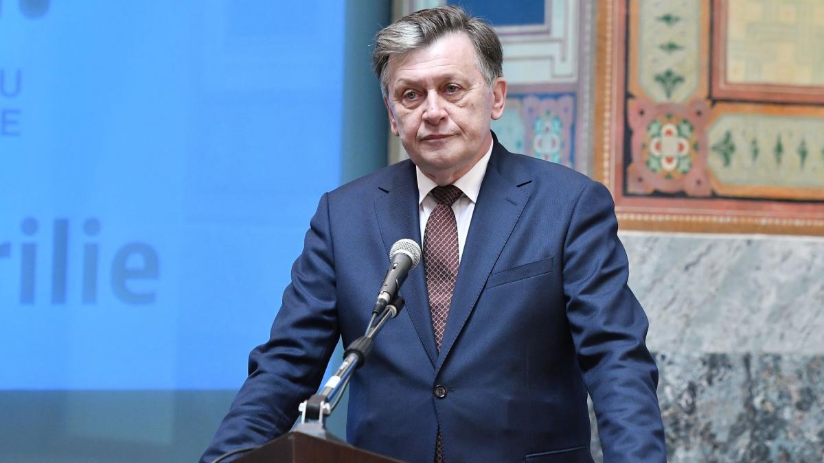 Crin Antonescu isi lanseaza programul prezidential Romania are nevoie de un lider national in vremuri complicate