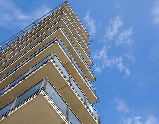 Cum sa iti protejezi investitia imobiliara de crize financiare