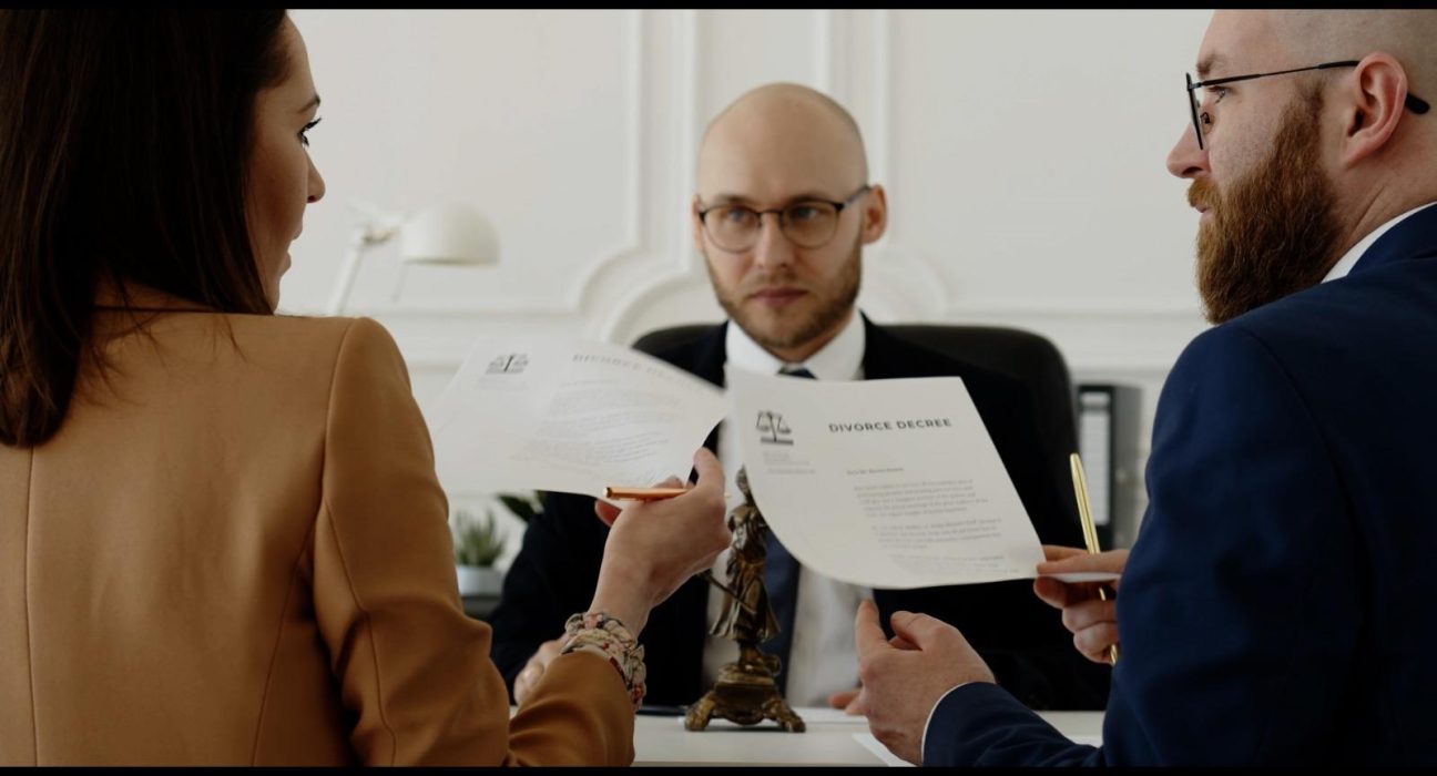 Doi soti au pretins divort pentru a pacali Fiscul
