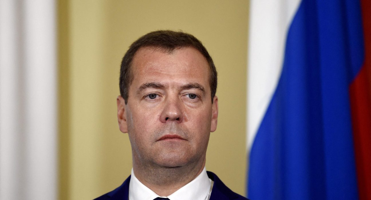 Medvedev jubileaza la taxele lui Trump Rusia va astepta langa rau economia UE in declin