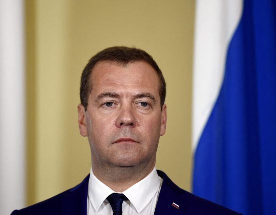 Medvedev jubileaza la taxele lui Trump Rusia va astepta langa rau economia UE in declin