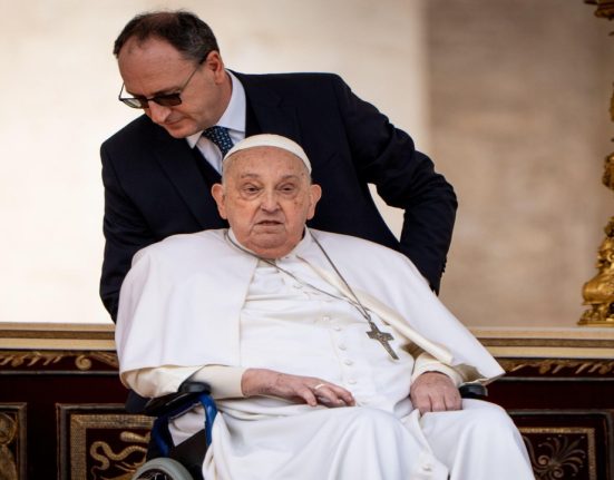 Papa Francisc aparitie scurta la slujba de Florii