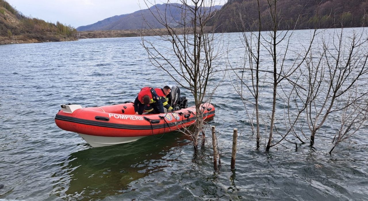 Pompier cautat de 12 ore in lacul Siriu