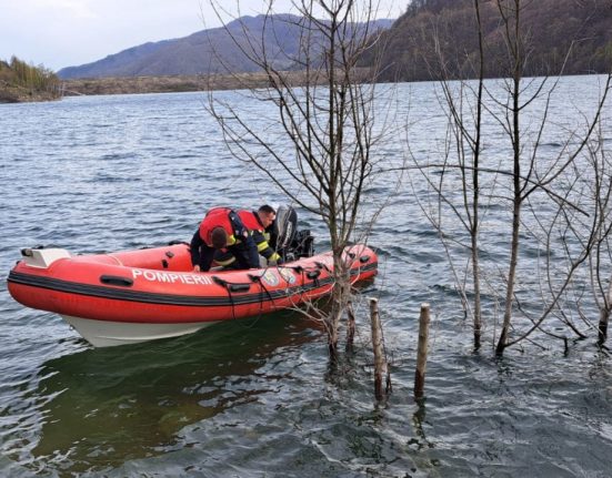 Pompier cautat de 12 ore in lacul Siriu