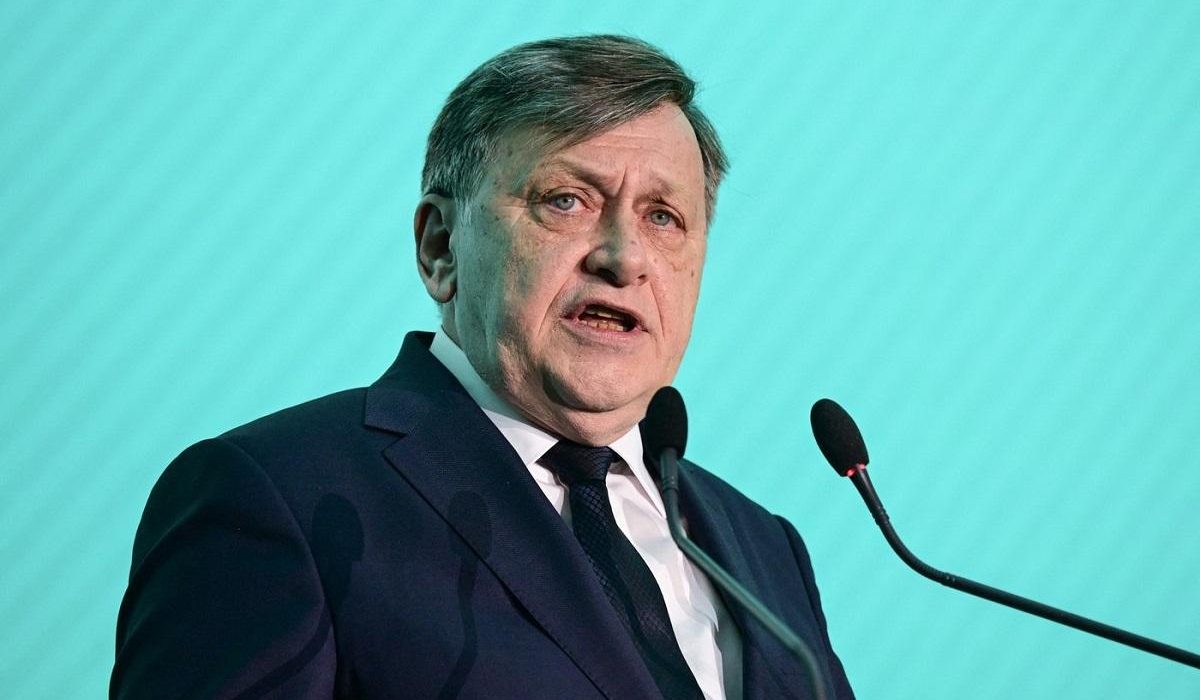 Portretul lui Crin Antonescu candidat prezidential 2025 Biografie studii avere familie