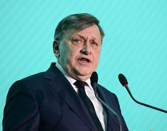 Portretul lui Crin Antonescu candidat prezidential 2025 Biografie studii avere familie
