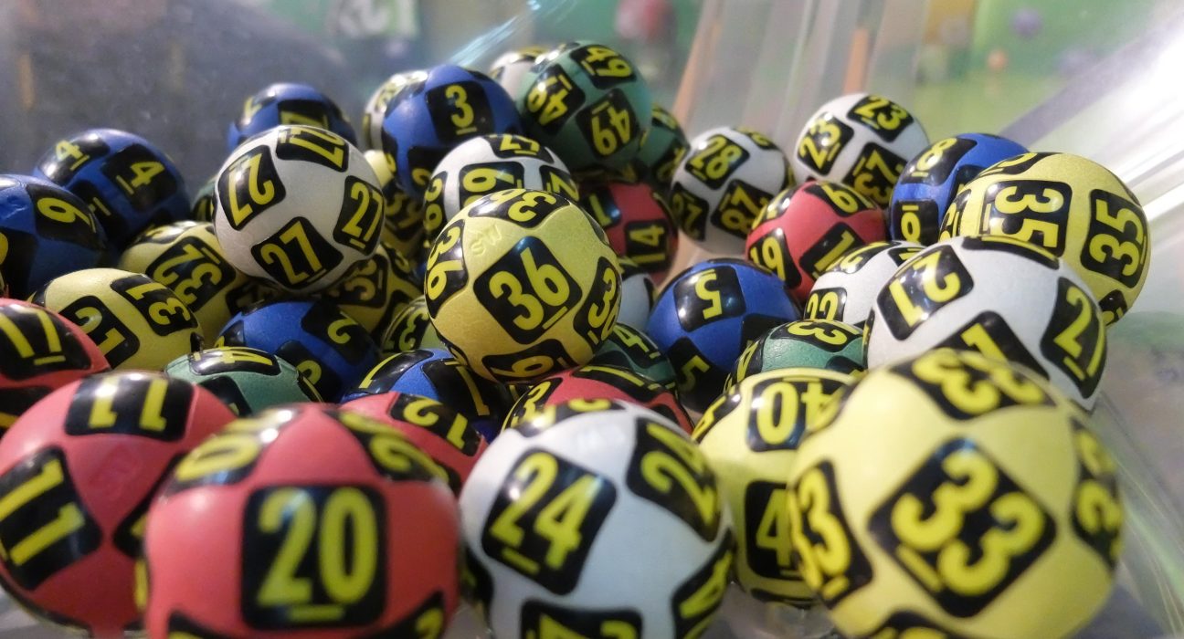 Rezultate LOTO joi 24 aprilie 2025 ora 1850 Reporturi mari la 649 si Joker