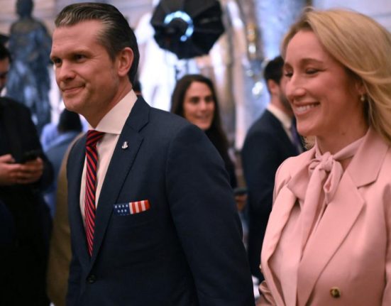 Seful Pentagonului a trimis informatii secrete pe un grup de chat cu sotia fratele si un avocat creat de Hegseth