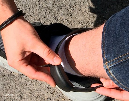 Tanara rapita de fostul iubit localizat prin bratara