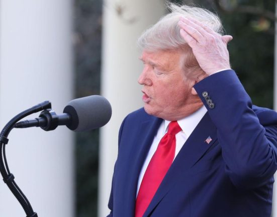 Trump semneaza un ordin pentru dusuri mai eficiente