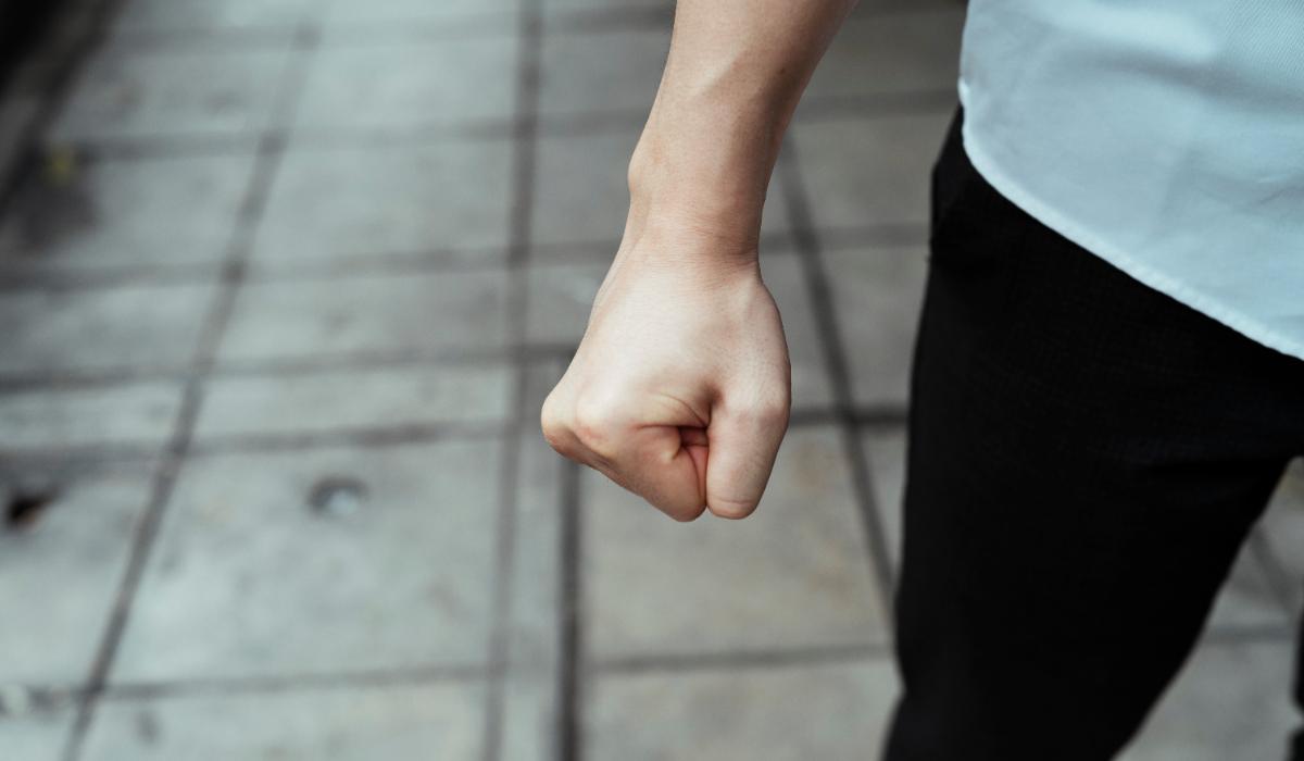 Un om de afaceri din Covasna a angajat un individ sa si agreseze partenerul Victima a fost atrasa intr o capcana pe WhatsApp