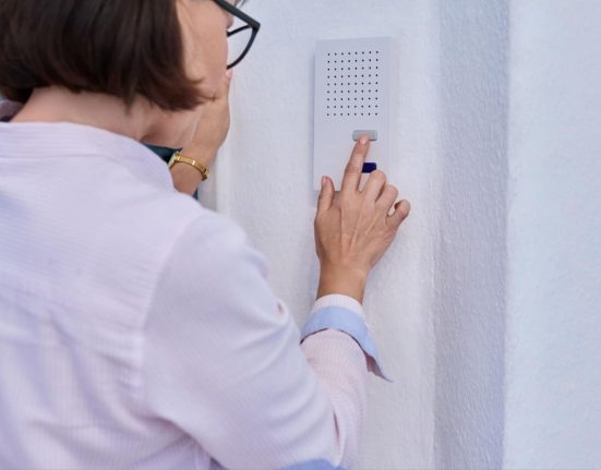 3 avantaje ale sistemelor de interfonie pentru locuinte
