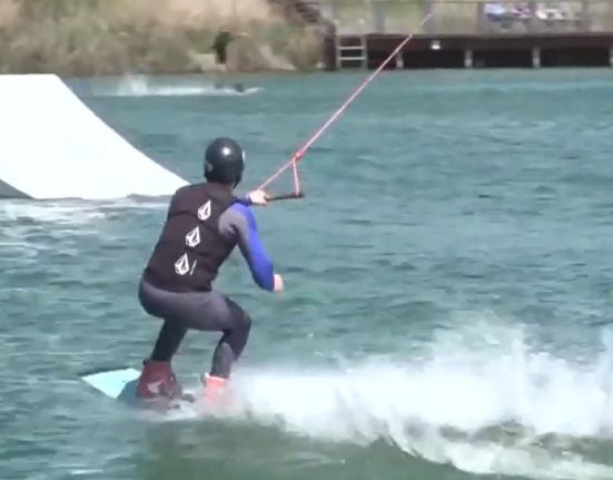 Adrenalina la lacul Binder din Sibiu Wakeboarding atrage tinerii pasionati de aventura