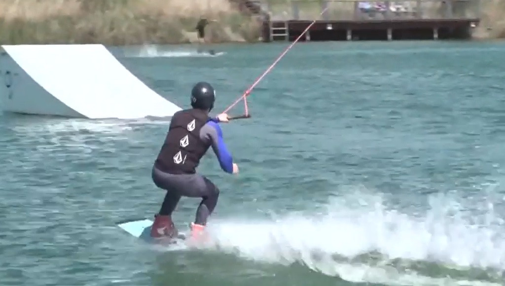 Adrenalina la lacul Binder din Sibiu Wakeboarding atrage tinerii pasionati de aventura