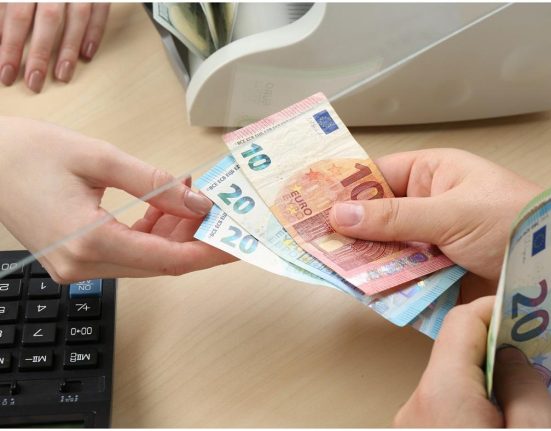 Bursele europene si euro au scazut dupa amenintarea lui Trump