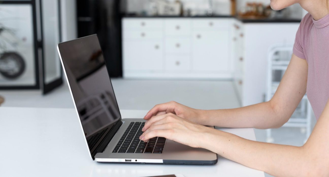 Cine poate beneficia de un MacBook Pro reconditionat