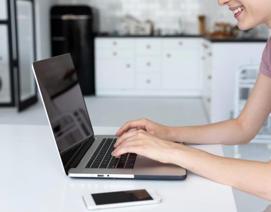 Cine poate beneficia de un MacBook Pro reconditionat