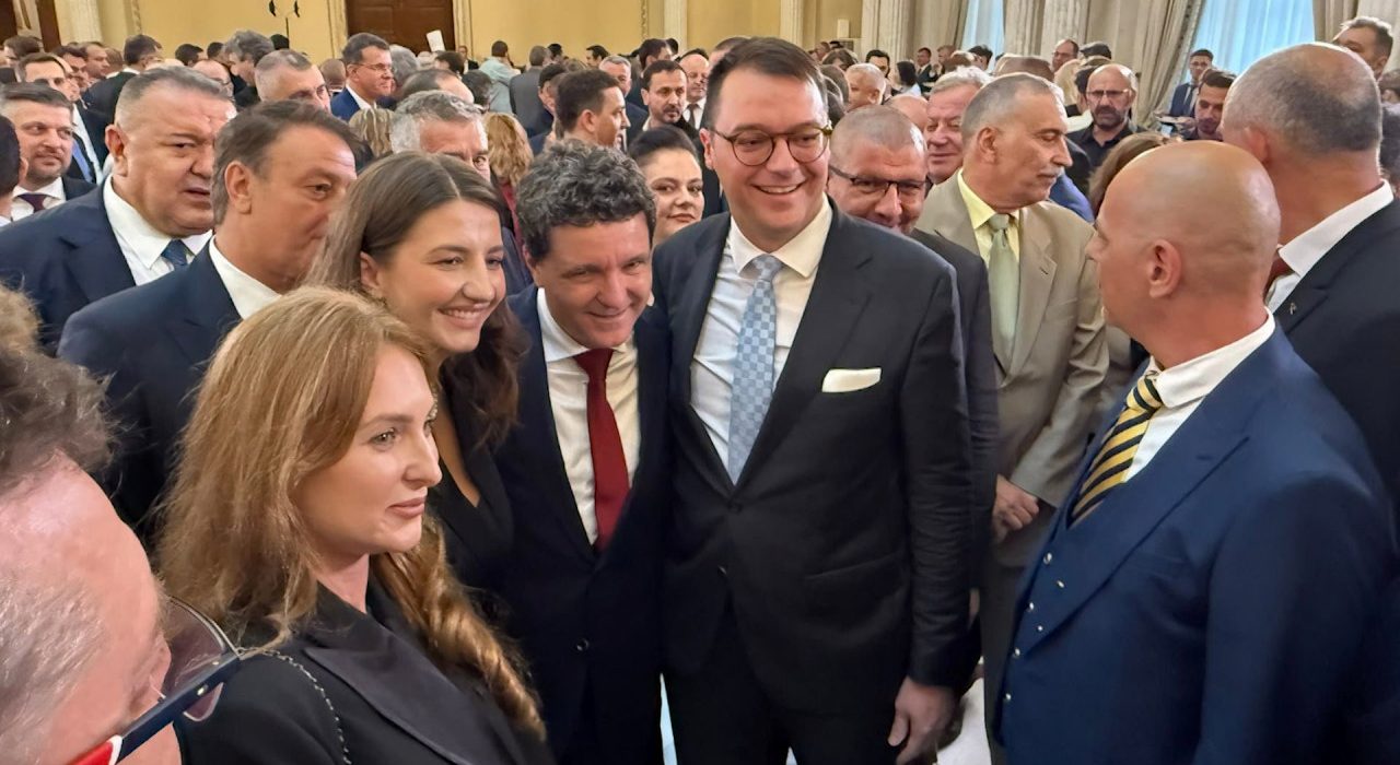 Coad la poze cu Nicusor Dan n Parlament