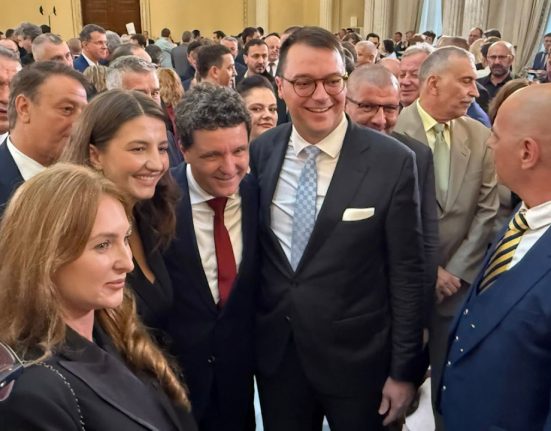 Coad la poze cu Nicusor Dan n Parlament