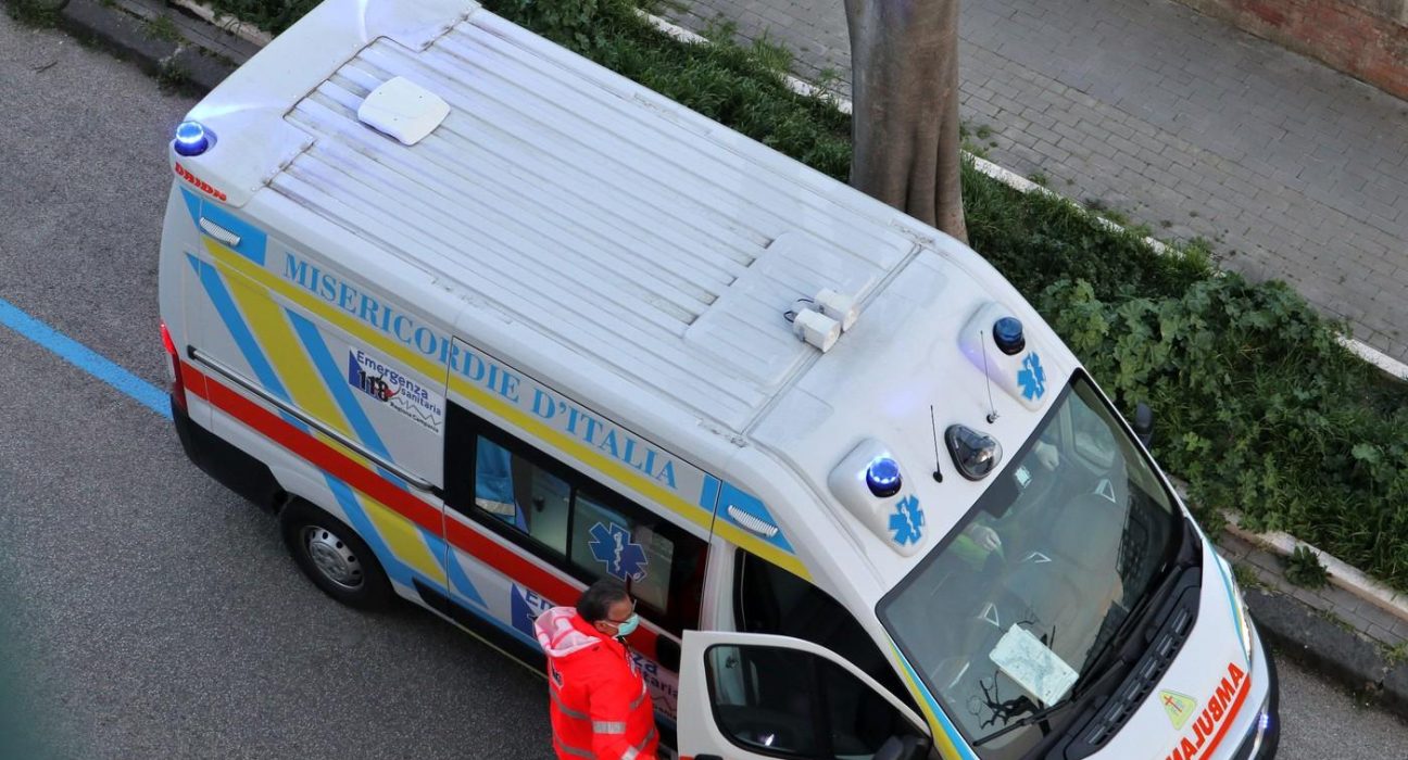 Copil de sase ani gasit langa mama moarta in Italia