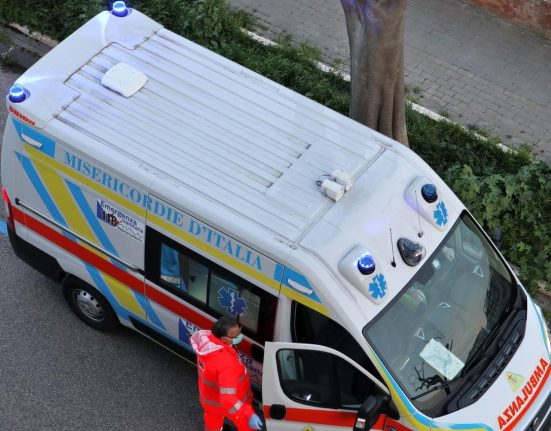 Copil de sase ani gasit langa mama moarta in Italia