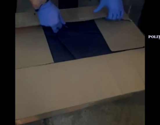 Doi barbati au adus 17 kg de canabis in tara