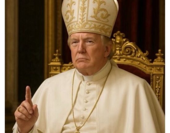 Donald Trump costumat in Papa intr o fotografie