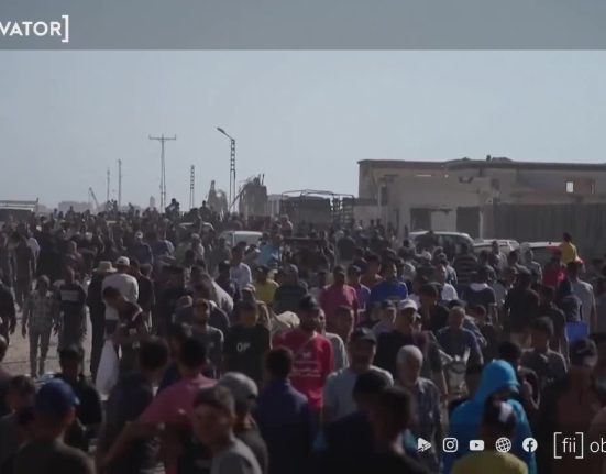 Mii de palestinieni disperati s au napustit dupa mancare in Gaza