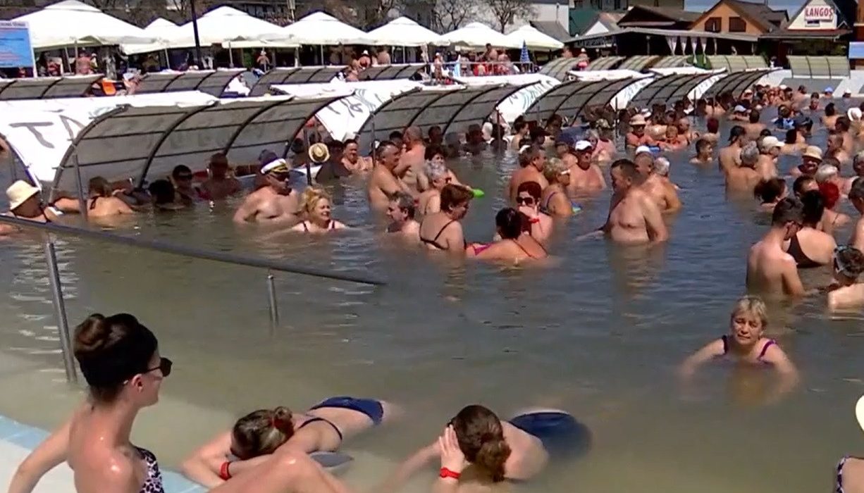 Mii de romani la piscine termale de 1 Mai
