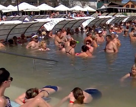 Mii de romani la piscine termale de 1 Mai