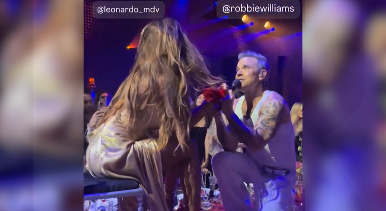 Momentul cand Robbie Williams ii canta in genunchi Madalinei Ghenea la petrecerea lui Leonardo Maria del Vecchio
