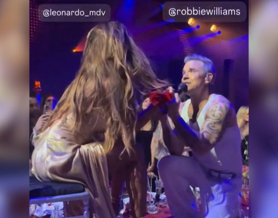 Momentul cand Robbie Williams ii canta in genunchi Madalinei Ghenea la petrecerea lui Leonardo Maria del Vecchio