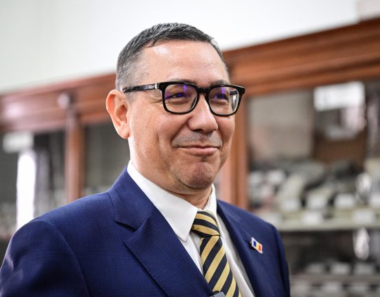 PSD il acuza pe Victor Ponta de furtul bazei de date cu primari si trimiterea de mesaje