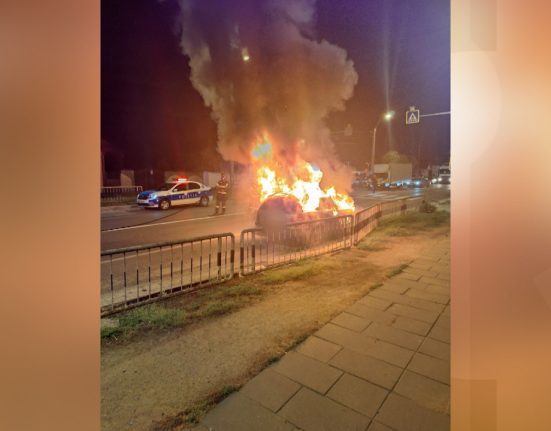Panica in Strehaia indivizi au aruncat benzina pe o masina cu soferul la volan