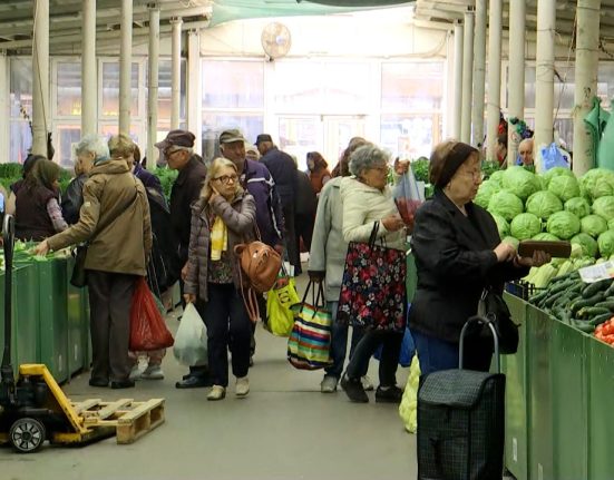 Preturile cresc in piete rosiile romanesti costa 35 lei kg