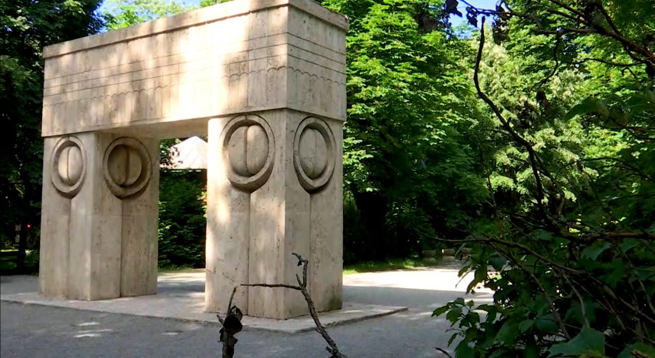 Sculpturile lui Brancusi din Targu Jiu afectate de ploi recente
