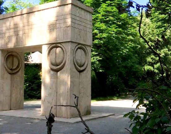 Sculpturile lui Brancusi din Targu Jiu afectate de ploi recente