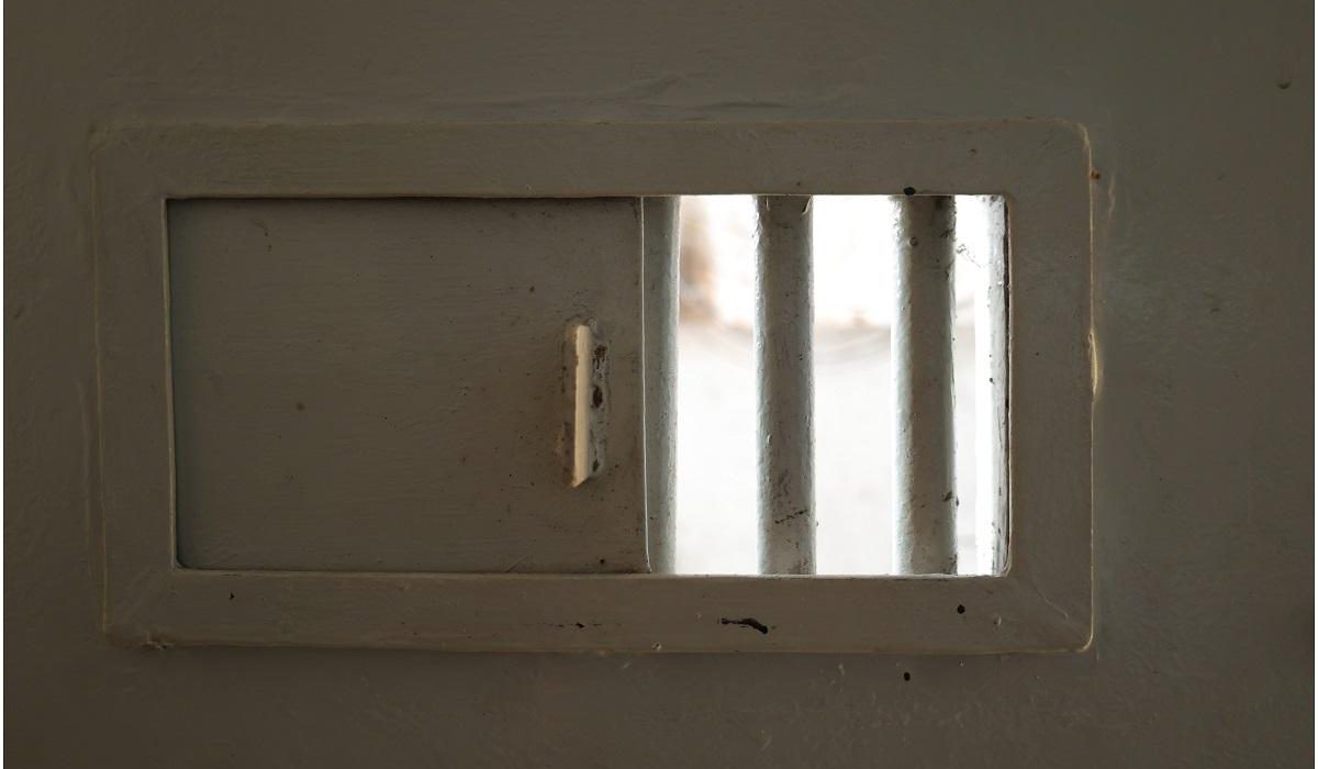 Un barbat suspect de crima gasit mort in celula cu firul telefonului in jurul gatului