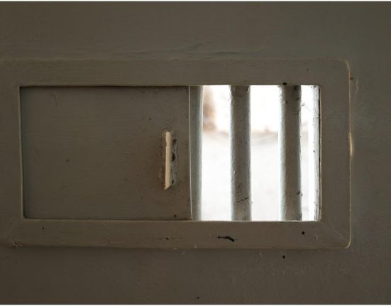 Un barbat suspect de crima gasit mort in celula cu firul telefonului in jurul gatului