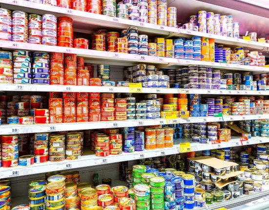 Un hypermarket cunoscut inchide 25 de magazine si concediaza peste 700 de angajati