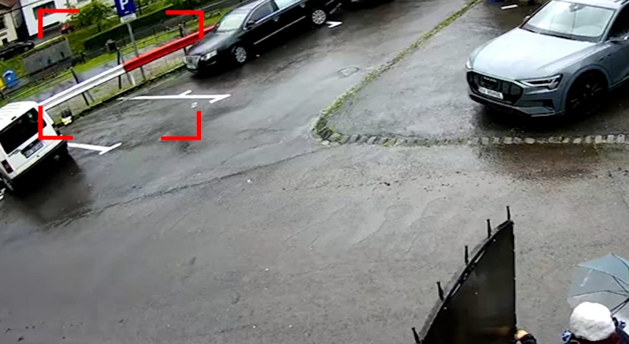 Urs filat langa case din Brasov femeie speriata a fugit