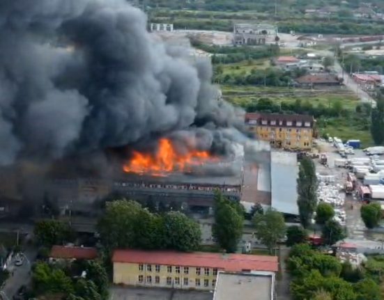 Zeci de pompieri roboti si elicopter Black Hawk mobilizati in Giulesti